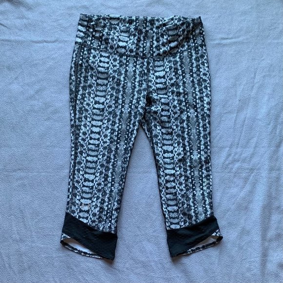 Under Armour Cropped Snakeskin Leggings - Picture 1 of 4